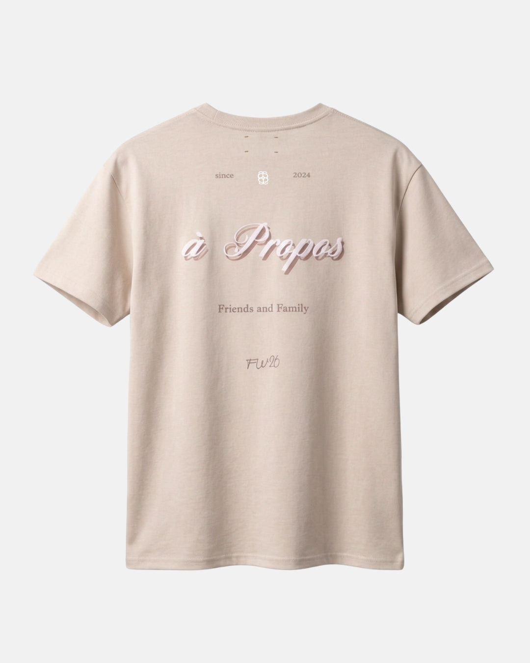 Friends & Family Tee in Beige – à Propos