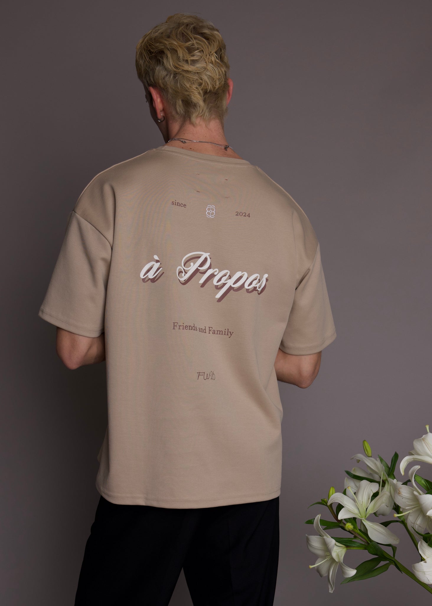 Friends & Family Tee in Beige – à Propos